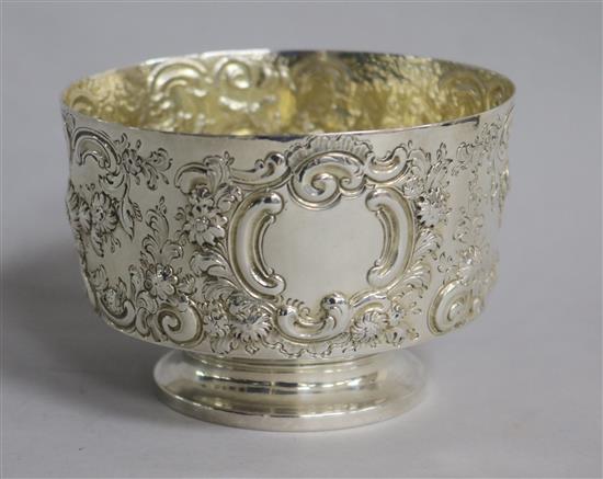 A Victorian repousse silver sugar bowl, by Richard Sibley II, London, 1872, 6.5 oz.